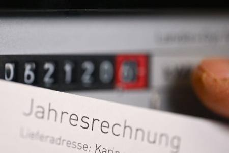 Ein Wechsel des Stromanbieters kann Geld sparen, sagen Verbraucherschützer. Ein paar Dinge sollten Haushalte allerdings beachten. (Archivbild) Ein Wechsel des Stromanbieters kann Geld sparen, sagen Verbraucherschützer. Ein paar Dinge sollten Haushalte allerdings beachten. (Archivbild)