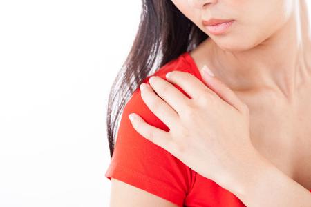 Arthrose, Kalkschulter oder Verspannungen: Die Ursache von anhaltenden Schulterschmerzen sollten in einer Arztpraxis abgeklärt werden. Arthrose, Kalkschulter oder Verspannungen: Die Ursache von anhaltenden Schulterschmerzen sollten in einer Arztpraxis abgeklärt werden.