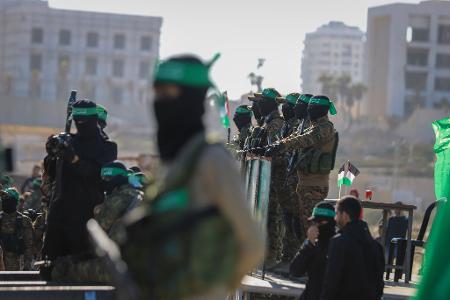 Bewaffnete Hamas-Mitglieder bei Geiselübergabe im Gazastreifen. (Archivbild)