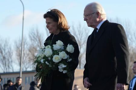 Das Königspaar legt in Örebro Blumen nieder.