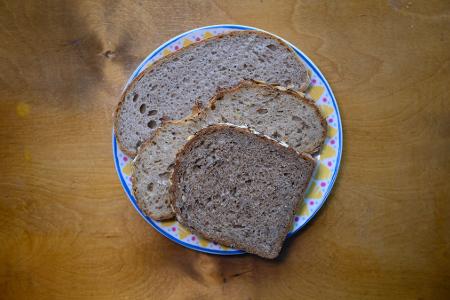 Scheiben von Mischbrot, Vollkornbrot und Kürbiskernbrot liegen auf einem Teller. (Symbolbild) Scheiben von Mischbrot, Vollkornbrot und Kürbiskernbrot liegen auf einem Teller. (Symbolbild)