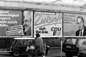 Mit Mantel und Winterstiefeln: Der Bundestagswahlkampf von 1987 fand im Winter statt (Archivbild).