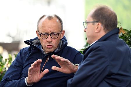 Im Winterwahlkampf muss man schon mal den Mantelkragen hochklappen - so wie es hier Friedrich Merz im Gespräch mit Alexander Dobrindt (CSU) tut. 