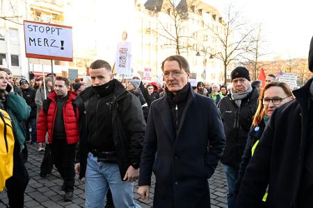 Karl Lauterbach hat sich für den Winterwahlkampf extra einen neuen Mantel gekauft (Archivbild).