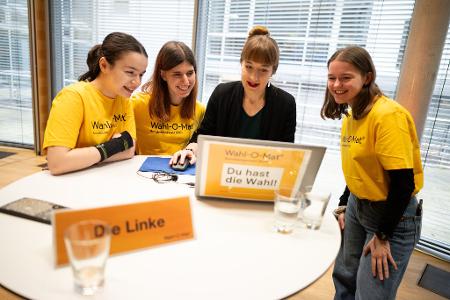 Auch die Linken-Spitzenkandidatin Heidi Reichinnek probierte das Online-Tool mit Mitgliedern der Jugendredaktion des Wahl-O-Mat aus. 