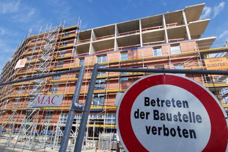 Fast der Hälfte der deutschen Wohnungsbaufirmen fehlen Aufträge.
