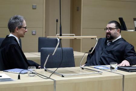 Die Anwälte von E. besprechen sich vor der Verhandlung.
