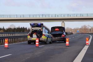 Autofahrer durchbricht Grenzkontrolle - Verfolgungsfahrt