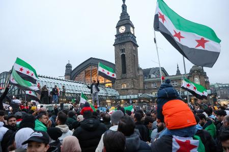 Den Sturz des syrischen Machthabers, Baschar al-Assad, feierten Syrerinnen und Syrer auch in Deutschland.