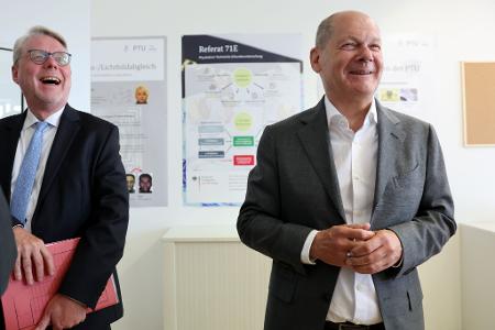 Im Juli hatte Bundeskanzler Olaf Scholz (SPD) - hier mit Bamf-Präsident Hans-Eckhard Sommer - das Bundesamt für Migration und Flüchtlinge (Bamf) in Nürnberg besucht. (Archivbild)