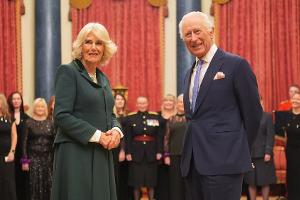Italien-Trip bestätigt: Charles und Camilla feiern mit "Konklave"-Star