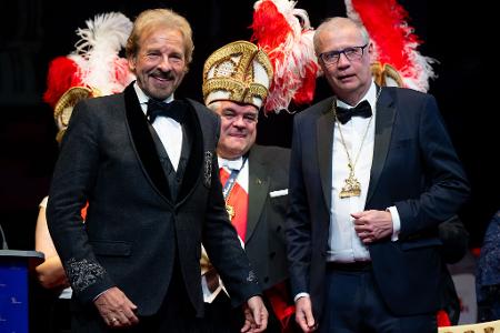 Jauch hat jetzt einen Orden, Gottschalks ist geschmolzen.