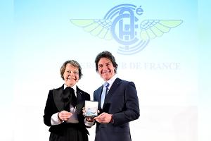 Tom Cruise wird mit Luftfahrt-Medaille in Paris geehrt