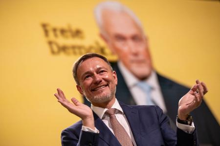 Lindner klatscht bei der Rede seines Vize Wolfgang Kubicki.