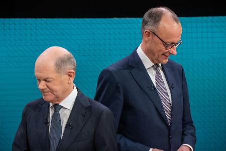 Scholz und Merz gehen nach Duell per Handschlag auseinander.