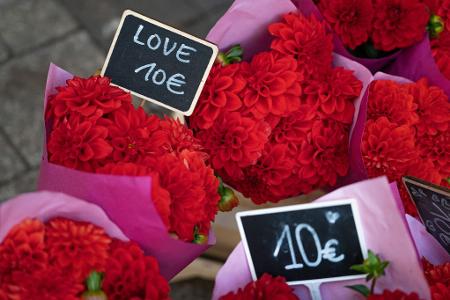 Blumen werden zum Valentinstag nach wie vor besonders häufig verschenkt. (Archivbild) Blumen werden zum Valentinstag nach wie vor besonders häufig verschenkt. (Archivbild)