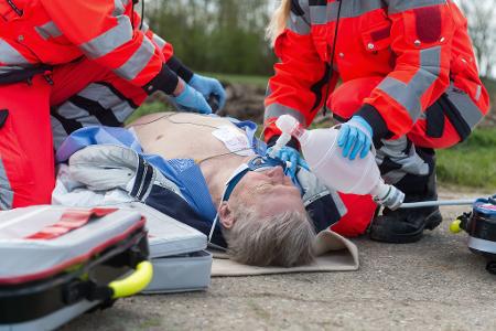 Hilfe, ein Notfall! Bis die Profis übernehmen, sind Ersthelferinnen und Ersthelfer gefragt. 