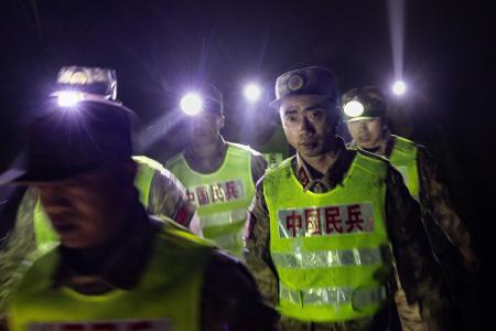 Rettungskräfte suchen Verschüttete nach einem Erdrutsch in Südwestchina.