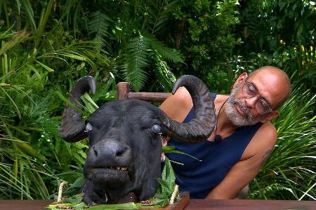 Pierre Sanoussi-Bliss verspeiste erschreckend souverän Ekel-Essen wie hier ein Büffel-Auge.