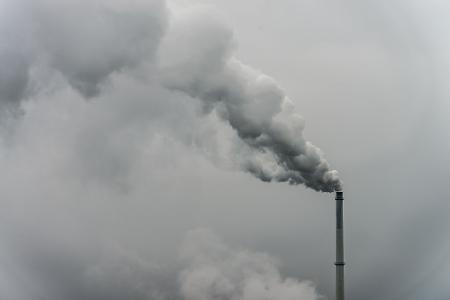 Rauch steigt aus dem Schornstein einer Fabrik. Das Wirtschaftswachstum in Deutschland wird nach Einschätzung vieler Fachleute auch in den kommenden Jahren nahezu stagnieren. (Symbolbild) Rauch steigt aus dem Schornstein einer Fabrik. Das Wirtschaftswachstum in Deutschland wird nach Einschätzung vieler Fachleute auch in den kommenden Jahren nahezu stagnieren. (Symbolbild)