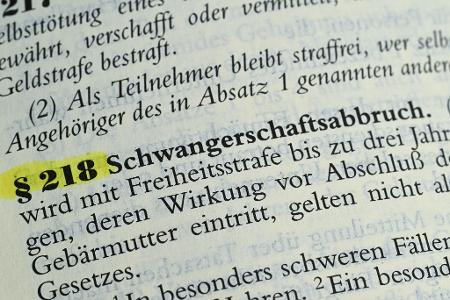 Der Paragraf 218 im Strafgesetzbuch regelt bislang die Strafbarkeit von Schwangerschaftsabbrüchen. Der Paragraf 218 im Strafgesetzbuch regelt bislang die Strafbarkeit von Schwangerschaftsabbrüchen.