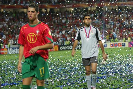 Vize im eigenen Land - Enttäuschungen gibt es auch in Ronaldos Fabelkarriere: Bei der Heim-EM 2004 führt er die Portugiesen ins Finale, wo mit Griechenland ein krasser Außenseiter wartet. Den Hellenen gelingt die Sensation.