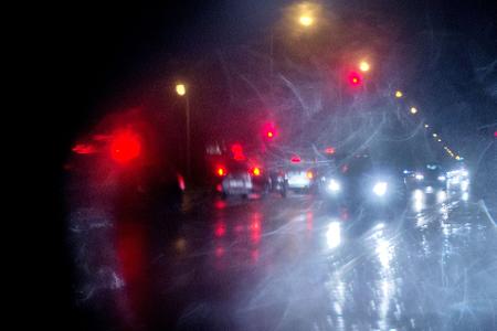 Blendungen im Straßenverkehr: Auch sie erschweren das Sehen im Dunklen. 