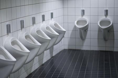 Nicht jedermanns Sache: in Gesellschaft am Pissoir pinkeln. Für Betroffene ist der Anblick eines leeren Toilettenraums deshalb schon die erste Erleichterung.