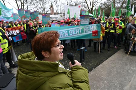 Verdi-Vize Christine Behle kündigt eine mögliche Eskalation vor Bundestagswahl an. (Archivbild)