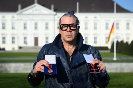 Der Künstler Luigi Toscano hat seine Verdienstmedaille sowie das Bundesverdienstkreuz des Holocaust-Überlebenden Albrecht Weinberg aus Protest Bundespräsident Frank-Walter Steinmeier zurückgegeben. 