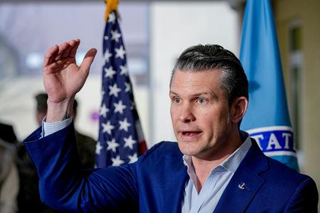Pentagon-Chef Hegseth stellt eine Überprüfung der amerikanischen Truppenstärke überall in Aussicht. Pentagon-Chef Hegseth stellt eine Überprüfung der amerikanischen Truppenstärke überall in Aussicht.