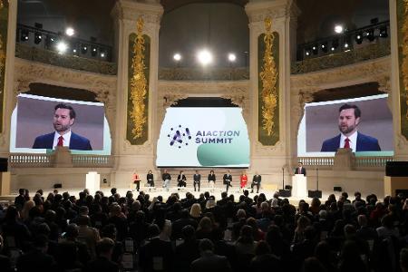 US-Vizepräsident J.D. Vance spricht während des Aktionsgipfels für künstliche Intelligenz in Paris.