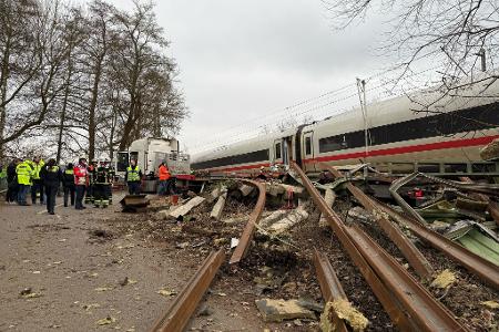 Am Stadtrand von Hamburg sind am Nachmittag ein ICE der Deutschen Bahn und ein Sattelzug zusammengestoßen.