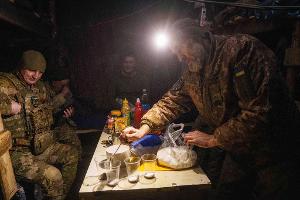Da der Ukraine Soldaten an der Front fehlen, sollen nun junge Männer mit Prämien angeworben werden. (Archivbild) 