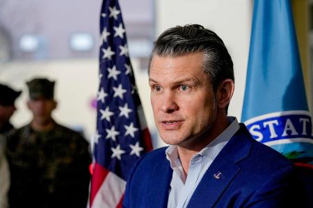Pentagon-Chef Pete Hegseth kommt erstmals zu einem Treffen der Ukraine-Kontaktgruppe und der Nato-Verteidigungsminister nach Brüssel. 