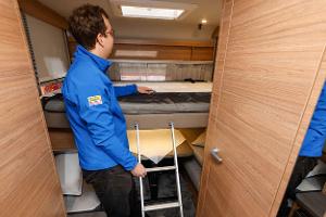 Mehr Platz dank Hub- und Klappbett im Wohnwagen