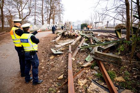 Die Reparaturarbeiten an der Bahnstrecke im Süden Hamburgs dauern an.