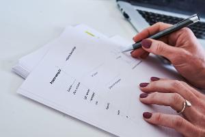 Lohnlücke zwischen Frauen und Männern wird kleiner
