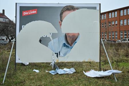 Beschädigte Wahlplakete - hier ein Plakat der Partei die Linke mit dem Porträt von Bodo Ramelow in Erfurt - sieht man in diesem Bundestagswahlkampf häufig.