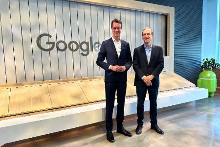 NRW-Ministerpräsident Hendrik Wüst bei einer Reise durch Kalifornien an der Seite von Google-Manager Kent Walker im April 2024 - nun haben sie sich in Berlin wiedergetroffen. NRW-Ministerpräsident Hendrik Wüst bei einer Reise durch Kalifornien an der Seite von Google-Manager Kent Walker im April 2024 - nun haben sie sich in Berlin wiedergetroffen.