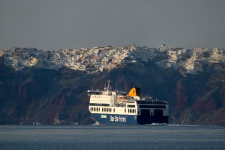 Auf Santorini stehen viele Häuser direkt am Kraterrand. Das kann bei einem starken Erdbeben zum Problem werden. (Archivbild)