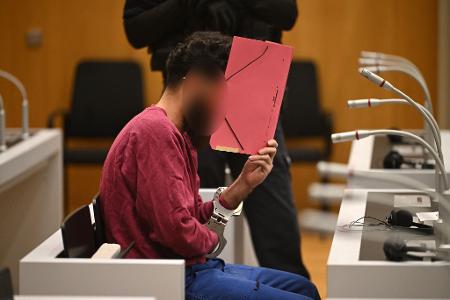Der Angeklagte Sulaiman A. sitzt beim Prozessauftakt im Gerichtssaal. 