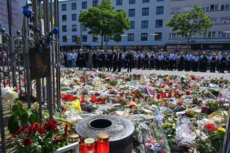 Zahlreiche Menschen gedachten nach der Tat auf dem Mannheimer Marktplatz der Opfer. (Archivbild)
