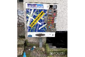 Automat geknackt und Müll hineingeworfen