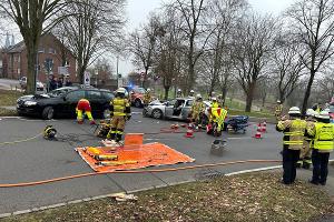 Verkehrsunfall zwischen zwei PKW - Feuerwehr befreit verletzte Person