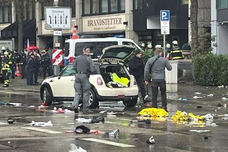 Trümmer liegen auf der Straße verteilt.
