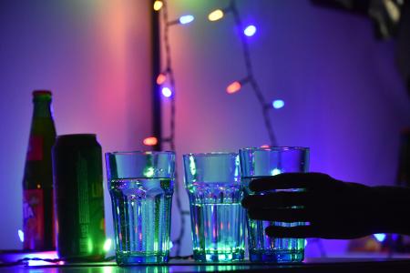 Die Polizei rät: Getränke bei Partys nie unbeaufsichtigt lassen. (Symbolbild) Die Polizei rät: Getränke bei Partys nie unbeaufsichtigt lassen. (Symbolbild)