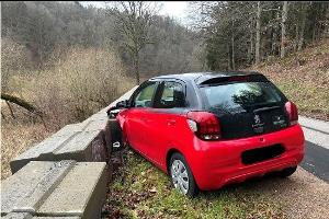 Auto prallt gegen Stützmauer