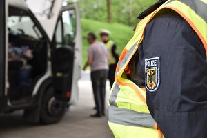 Mit drei falschen Ausweisen erwischt - Bundespolizei Waidhaus stoppt Schleusung