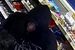 Aurich - Zeugen nach Raub auf Tankstelle gesucht (Fotos des Täters)